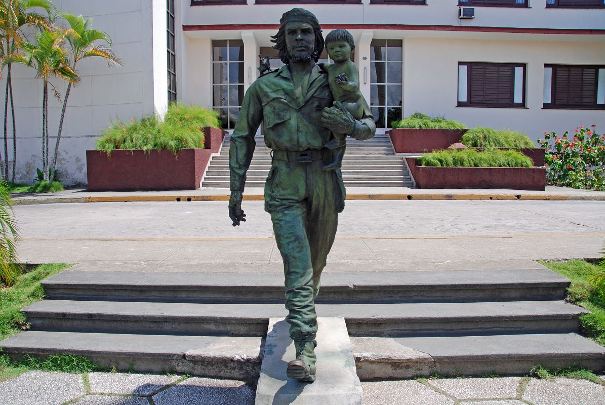 31 Cuba - Santa Clara - Bronze Statue of Che Guevara and the Child of the Revolution by Spanish Sculptor Casto Solano Marroyo
